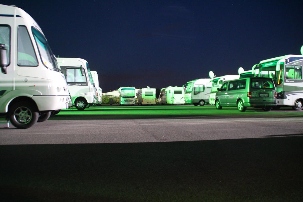 Der Platz bei Nacht