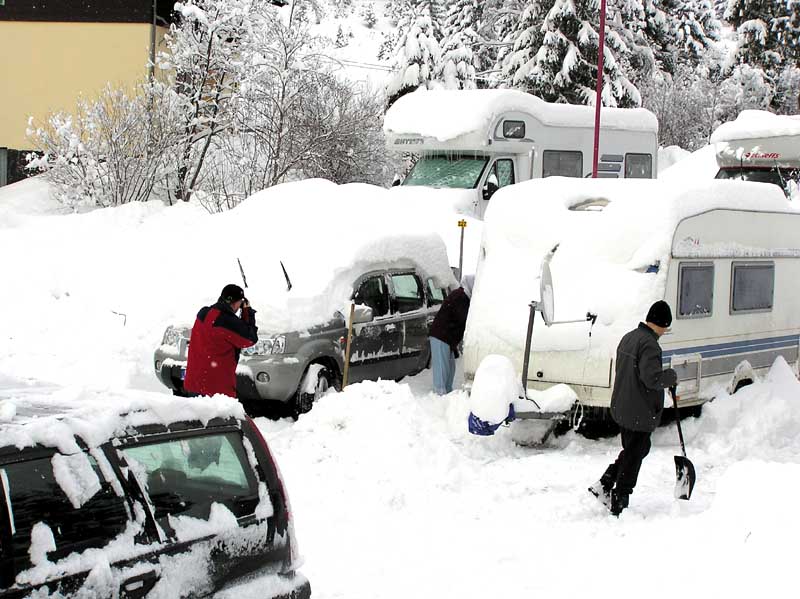 Beim Schnee schippen