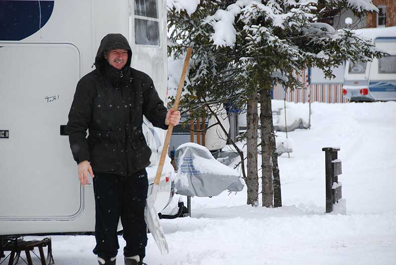 Leo beim Schneeräumen