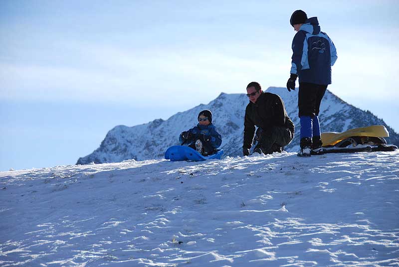Ruben, Mario, Susan und Max beim Rodeln