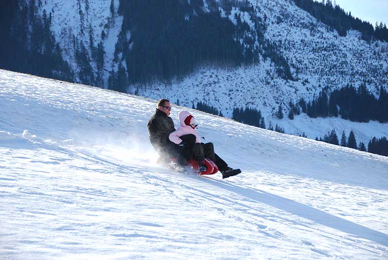 Ruben, Mario, Susan und Max beim Rodeln