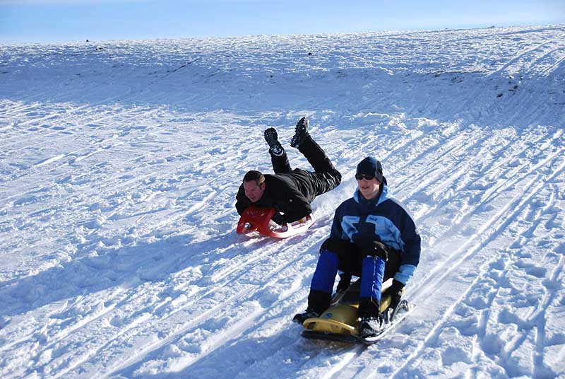 Ruben, Mario, Susan und Max beim Rodeln