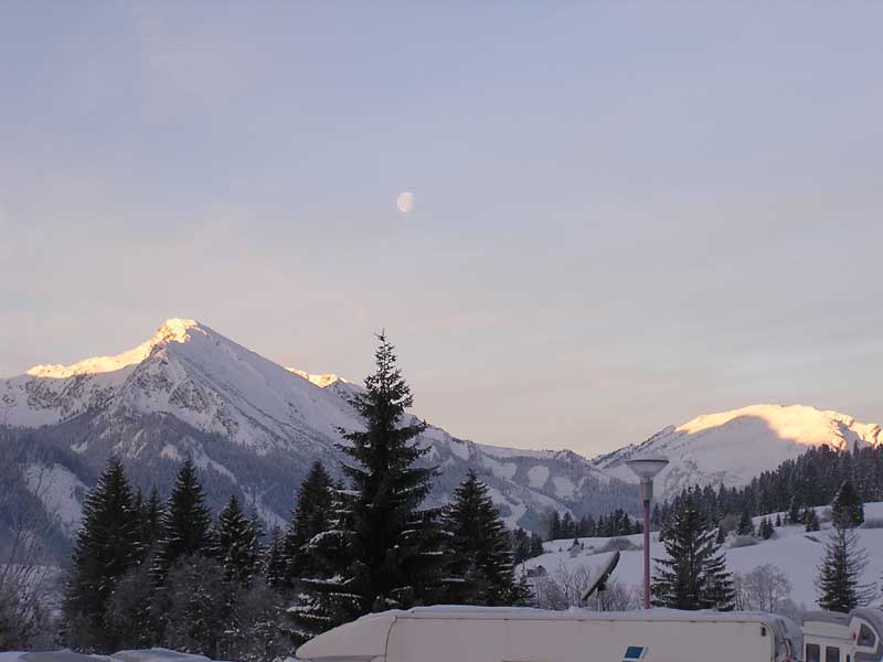 Mond über dem Tannheimer Tal