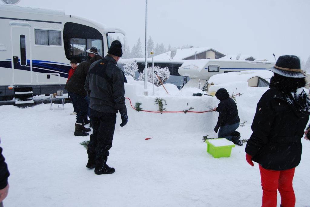 Beim Bau der Schneebar