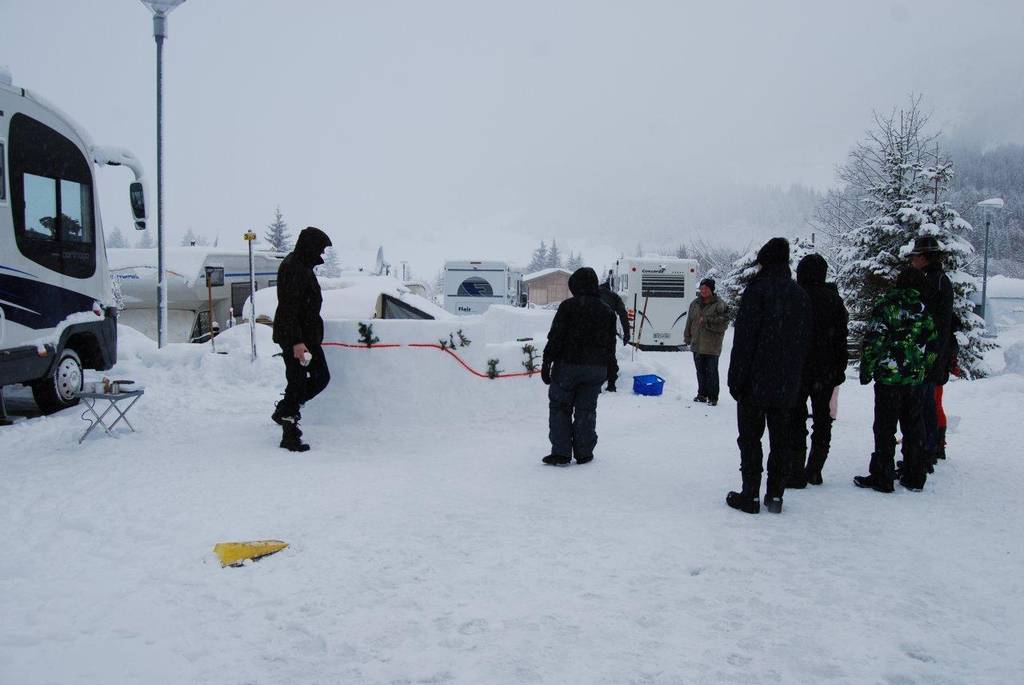 Beim Bau der Schneebar