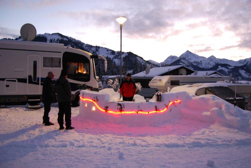 Beim Bau der Schneebar