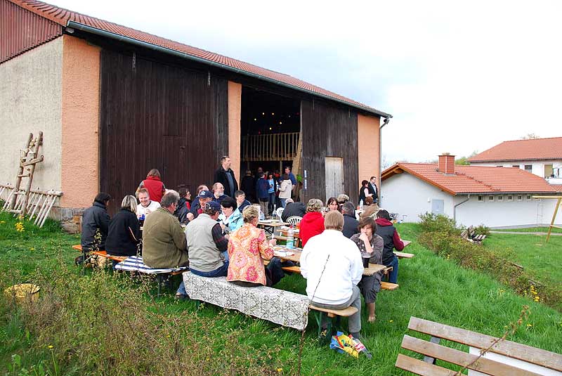 Grillen vor der Scheune